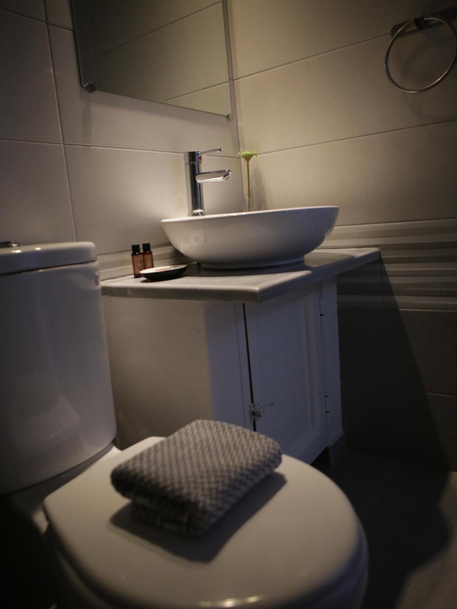 On The Rocks Bed & Breakfast เคพาโร ภายนอก รูปภาพ
